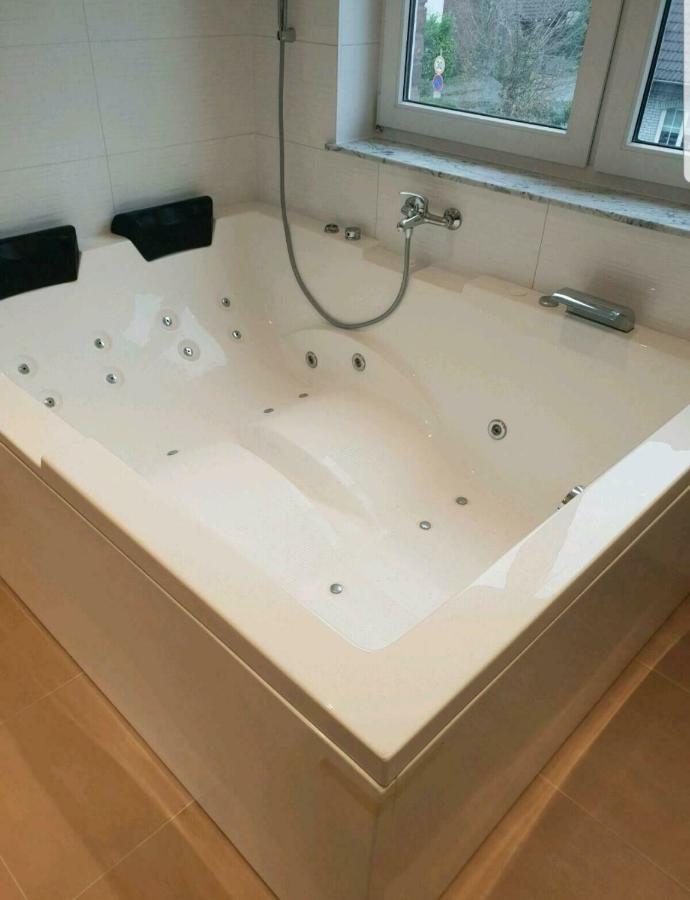 Ferienwohnung Mit Jacuzzi Naehe Flughafen Koeln Bonn Troisdorf Exteriér fotografie
